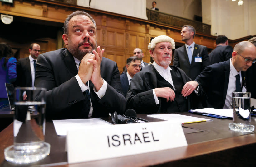  El asesor jurídico del Ministerio de Asuntos Exteriores israelí Tal Becker y el jurista británico Malcom Shaw se sientan en la Corte Internacional de Justicia el 12 de enero de 2024. (credit: THILO SCHMUELGEN/REUTERS)