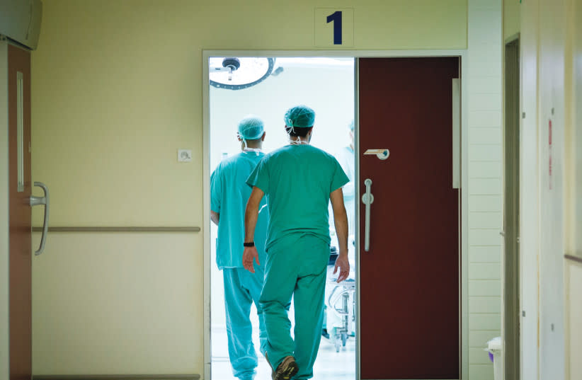  Médicos camino a una sala de emergencias: La creciente escasez de médicos amenaza con convertirse en un problema importante en el Estado judío. (credit: Moshe Shai/Flash 90)