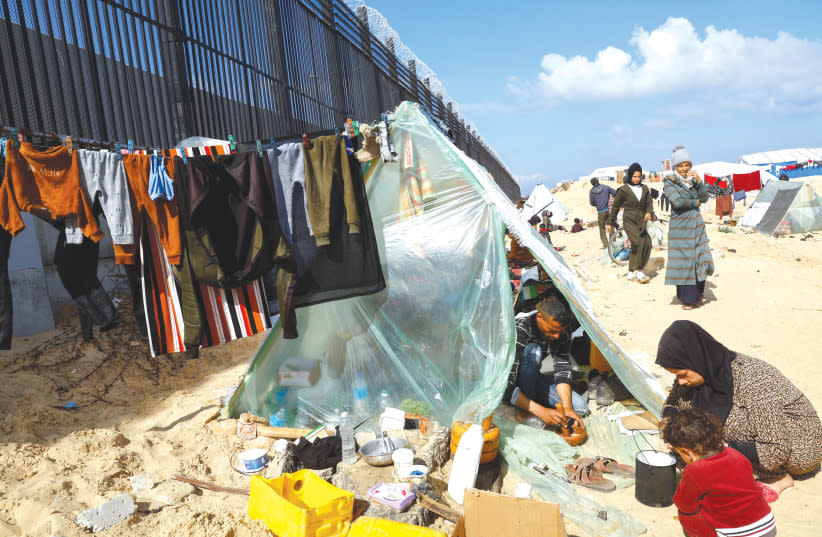  PALESTINOS DESPLAZADOS se refugian en la frontera con Egipto, en Rafah, en el sur de la Franja de Gaza. (credit: MOHAMMED SALEM/REUTERS)