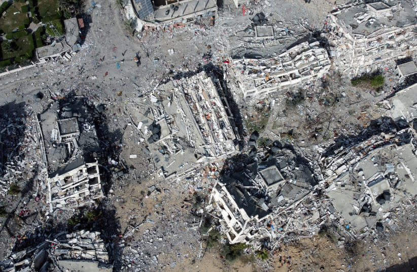  Edificios residenciales, destruidos en ataques israelíes durante el conflicto, yacen en ruinas, en medio de una tregua temporal entre Israel y el grupo islamista palestino Hamás, en el sur de la ciudad de Gaza 26 de noviembre de 2023. (credit: REUTERS/BASSAM MASOUD)