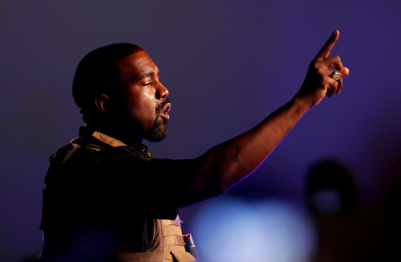  El rapero Kanye West hace un punto mientras celebra su primer mitin en apoyo de su candidatura presidencial en North Charleston, Carolina del Sur, EE.UU. 19 de julio de 2020. (credit: RANDALL HILL/REUTERS)