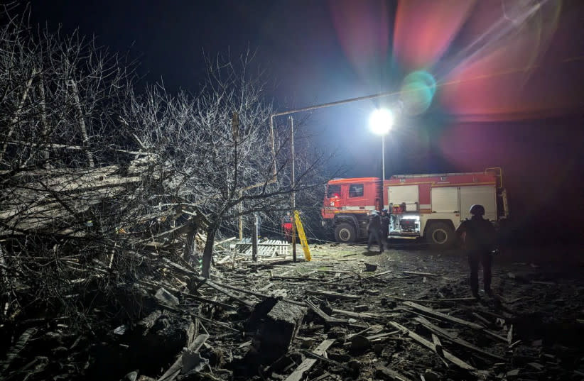  Rescatistas trabajan en el lugar de un ataque con misiles rusos en una zona de la ciudad de Pokrovsk, en medio del ataque de Rusia a Ucrania, en la región de Donetsk, Ucrania 6 de enero 2024. (credit: VIA REUTERS)