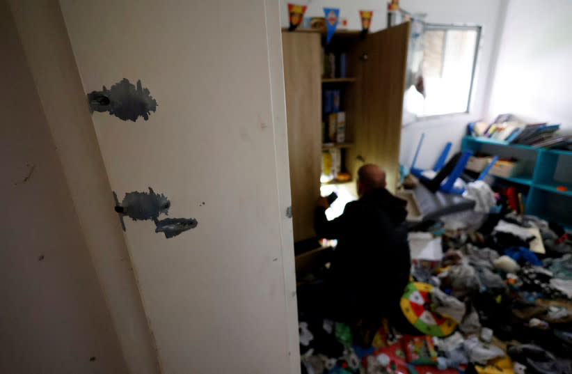  Yosi Shnaider, primo de Shiri Bibas, que fue tomada como rehén junto con sus hijos Kfir, de 9 meses cuando fue secuestrada, Ariel, de 4, y su marido Yarden por el grupo islamista palestino Hamás durante el mortífero atentado del 7 de octubre, visita la casa familiar en el kibutz Nir Oz, Israel. (credit: AMIR COHEN/REUTERS)