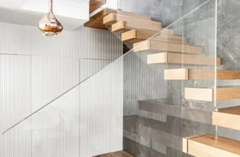  Combining wood with glass - turns the stairs into an amazing design element (credit: Sharon Railings)
