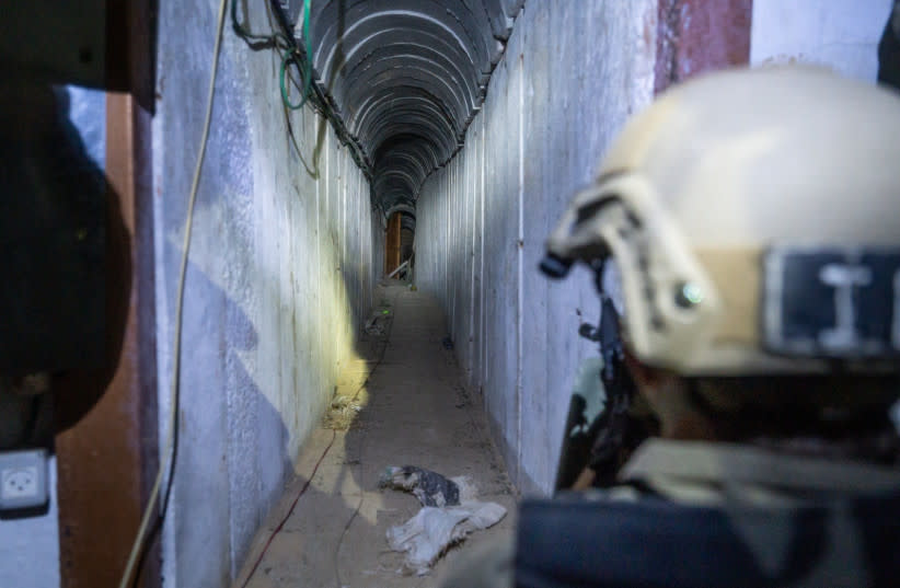  Soldados de las Fuerzas de Defensa de Israel (FDI) despejan un túnel en la Franja de Gaza (credit: IDF SPOKESPERSON'S UNIT)