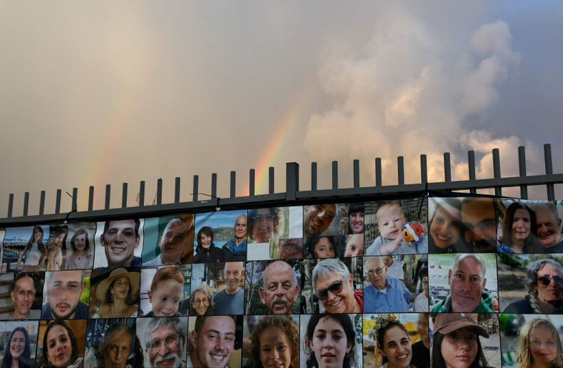 Баннер с фотографиями заложников, похищенных во время смертоносного нападения на Израиль палестинской исламистской группировкой ХАМАС 7 октября, висит на заборе на фоне продолжающегося конфликта между Израилем и ХАМАСом в Тель-Авиве, Израиль (Фото: SUSANA VERA/REUTERS)