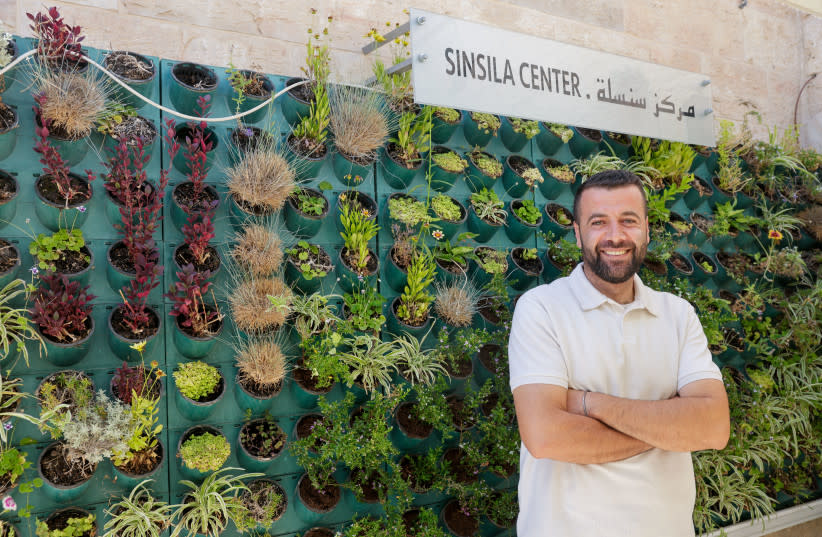  TARIQ NASSAR, creador del Centro Muslala Sinsila, en el tejado engalanado con jardineras de madera. (credit: MARC ISRAEL SELLEM)