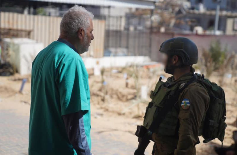  Un soldado de las FDI habla con un médico en el Hospital Nasser de Khan Yunis, Gaza, 16 de febrero de 2024. (credit: IDF SPOKESMAN’S UNIT)