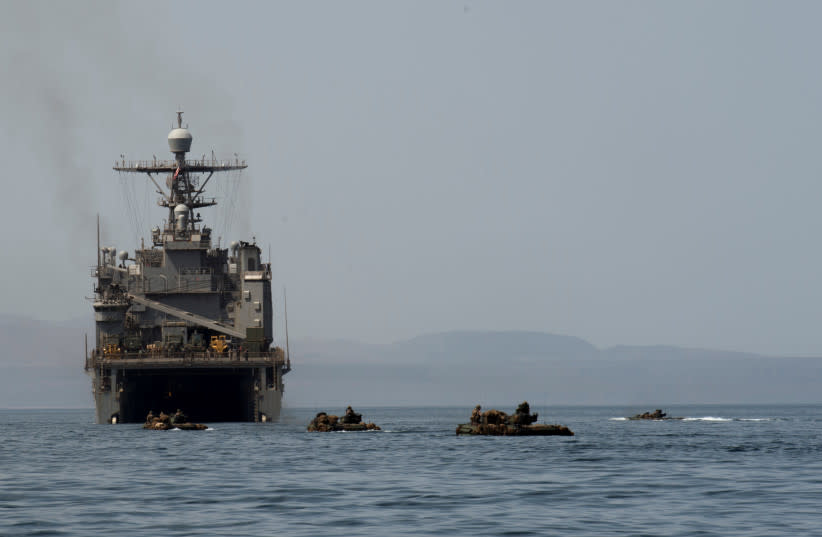  Vehículos de asalto anfibio se dirigen hacia la cubierta del buque de desembarco anfibio USS Harpers Ferry (LSD 49), en el Golfo de Adén. (credit: KEYPHER STROMBECK/US NAVY/HANDOUT)
