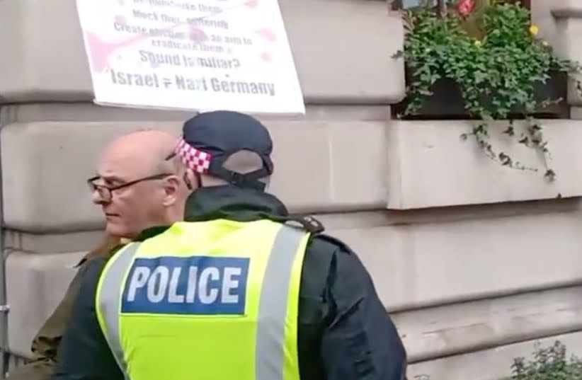  Activista judío capta el odio en la marcha pro-palestina de Londres, 9 de diciembre de 2023. (credit: @_Jacker_)