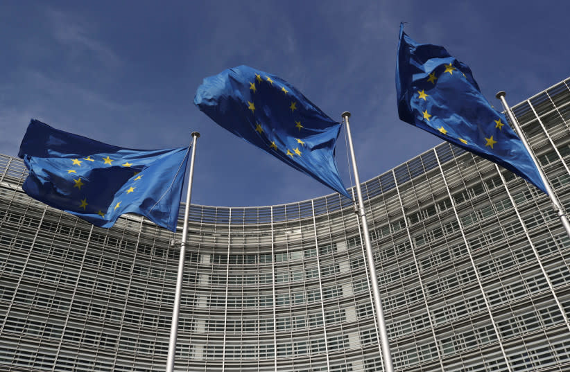  Banderas de la Unión Europea ondean frente a la sede de la Comisión Europea en Bruselas, Bélgica, 24 de marzo de 2021. (credit: REUTERS/YVES HERMAN)