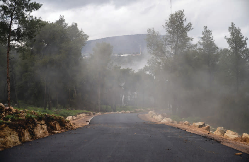  La niebla en la Alta Galilea cubre una de las nuevas carreteras que las FDI construyeron para ayudar a la población a acceder a las comunidades amenazadas por Hezbolá. (credit: IDF SPOKESMAN’S UNIT)