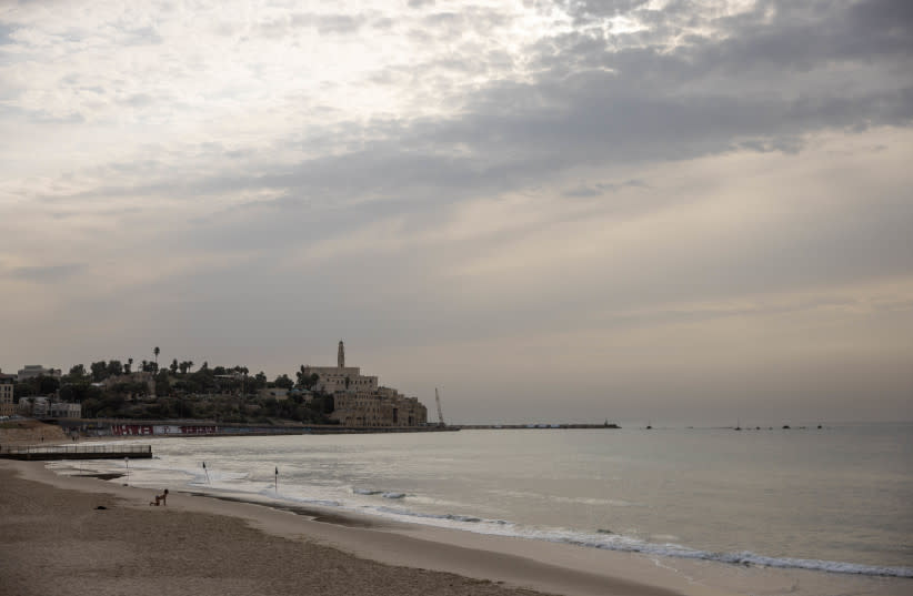  La playa casi vacía de Tel Aviv, el 29 de octubre de 2023. (credit: Chaim Goldberg/Flash90)