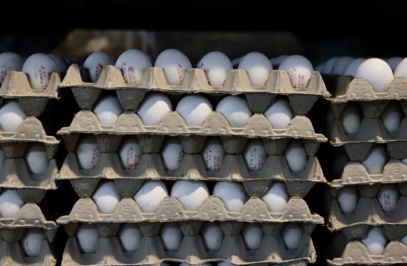  Cajas de huevos esperando a ser descargadas y vendidas en el Shuk Mahane Yehuda de Jerusalén, 1 de febrero de 2023. (credit: MARC ISRAEL SELLEM/THE JERUSALEM POST)