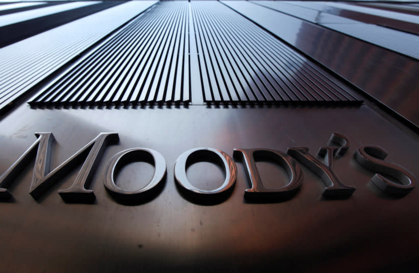  Un cartel de Moody's en la torre del 7 World Trade Center es fotografiado en Nueva York el 2 de agosto de 2011. (credit: Mike Segar/Reuters)