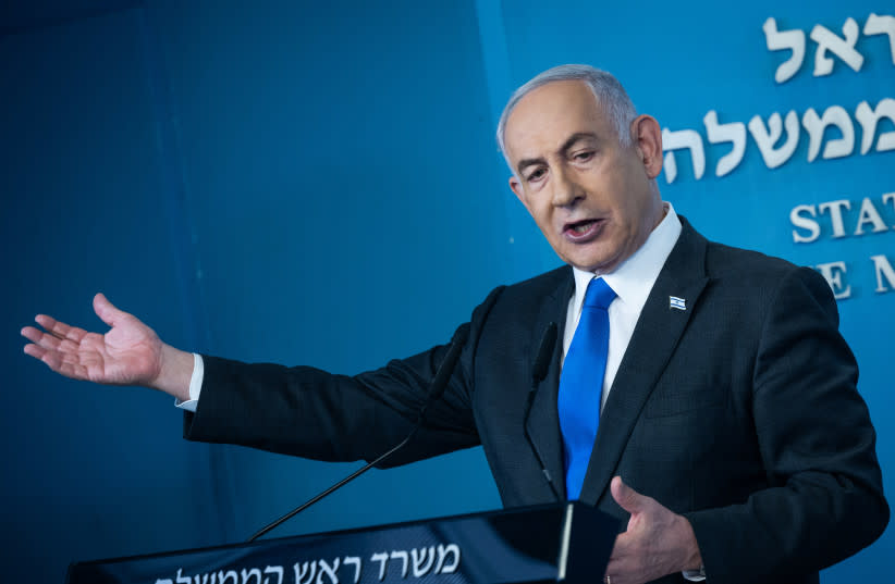  El primer ministro israelí, Benjamin Netanyahu, ofrece una rueda de prensa en la oficina del primer ministro en Jerusalén el 17 de febrero de 2024. (credit: YONATAN SINDEL/FLASH90)