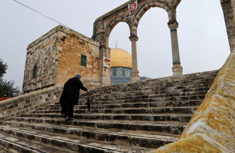  Un fiel musulmán camina antes de la oración del viernes en el recinto de al-Aqsa, también conocido por los judíos como el Monte del Templo, en la Ciudad Vieja de Jerusalém el 2 de febrero de 2024. (credit: Sinan Abu Mayzer/Reuters)