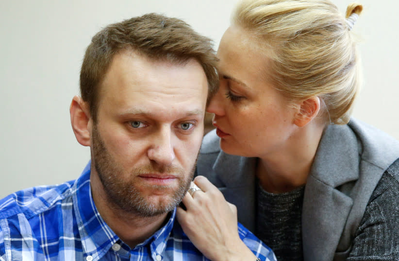  El líder opositor ruso Alexei Navalny y su esposa Yulia asisten a una audiencia en el tribunal del distrito de Lublinsky en Moscú, Rusia, 23 de abril de 2015. (credit: TATYANA MAKEYEVA/ REUTERS)