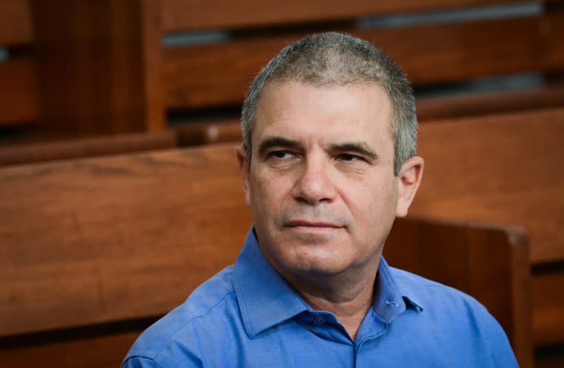 Gal Hirsch llega a una vista judicial en el Tribunal de Magistrados de Tel Aviv el 17 de agosto de 2022.
