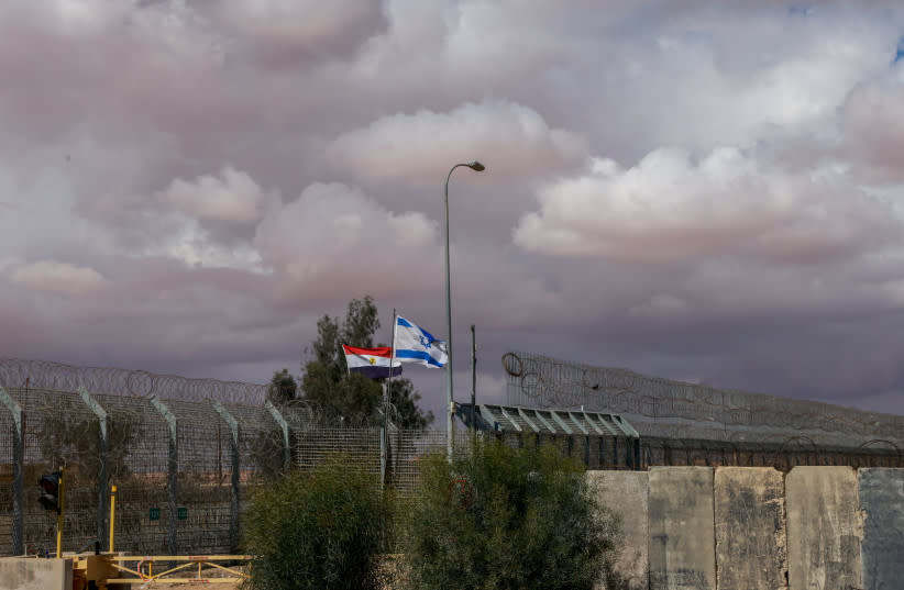 Banderas de Israel y Egipto ondean en el paso fronterizo de Nitzana, en el sur de Israel, 18 de febrero de 2024.