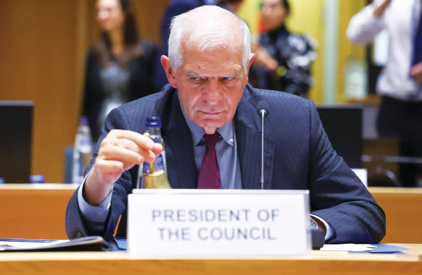  El Alto Representante de la Unión Europea para Asuntos Exteriores y Política de Seguridad, Josep Borrell, hace sonar una campana para dar comienzo a una reunión de ministros de Defensa de la UE, en Bruselas, el mes pasado. (credit: YVES HERMAN/REUTERS)
