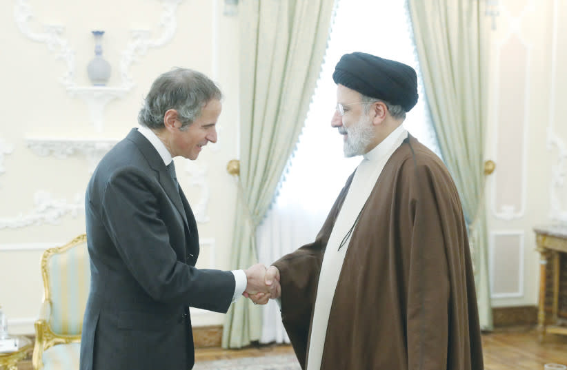 El PRESIDENTE IRANÍ Ebrahim Raisi se reúne con el Director General del OIEA, Rafael Grossi, en Teherán en marzo. El escritor afirma que el presidente estadounidense Joe Biden podría conceder a Raisi el fin de todas las investigaciones del OIEA