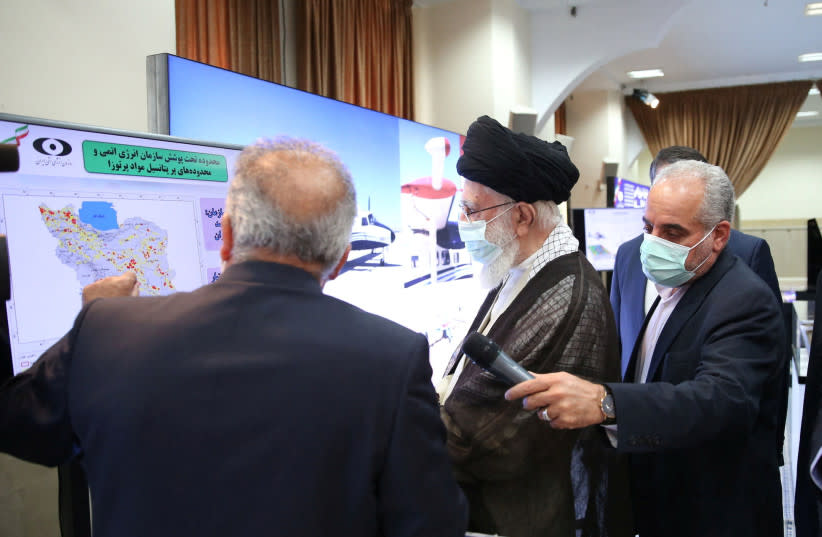  El Líder Supremo de Irán, Ayatolá Ali Jamenei, observa los logros nucleares de Irán, en Teherán, Irán, 11 de junio de 2023. (credit: Office of the Iranian Supreme Leader/WANA (West Asia News Agency) via REUTERS)