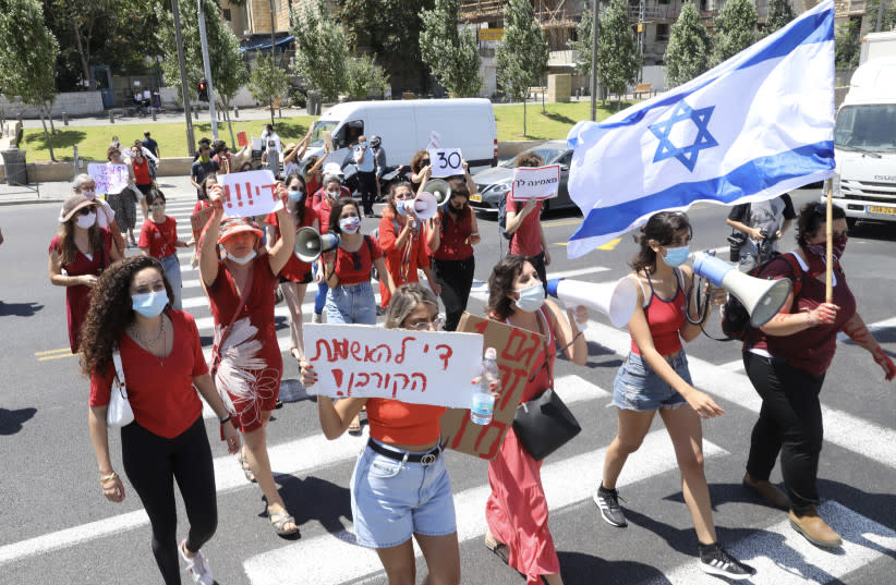  Israelíes se manifiestan contra la violencia sexual tras la violación de una joven de 16 años en Eilat la semana pasada, Jerusalén, 23 de agosto de 2020. (credit: MARC ISRAEL SELLEM/THE JERUSALEM POST)