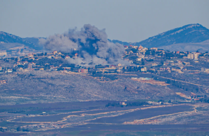  El humo se eleva después de un ataque aéreo israelí en el sur del Líbano, visto desde el lado israelí de la frontera, 8 de febrero de 2024. (credit: AYAL MARGOLIN/FLASH90)