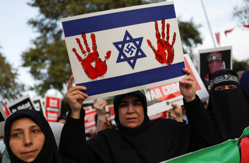 Un manifestante propalestino sostiene un cartel mientras participa en una protesta contra la visita del secretario de Estado estadounidense Antony Blinken a Turquía, en medio del actual conflicto entre Israel y Hamás, en Estambul, el 4 de noviembre de 2023.