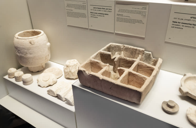  La caja expuesta en la galería arqueológica del Museo de Israel. (credit: Zohar Shemesh)