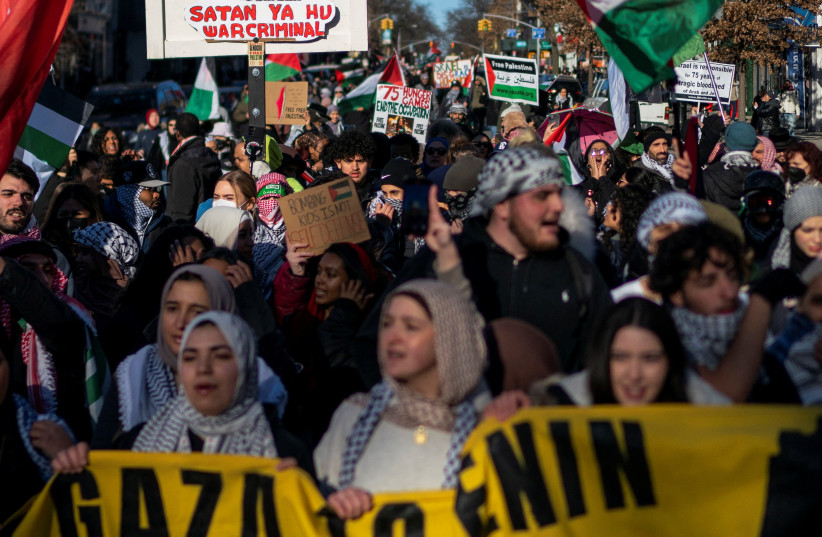 Manifestantes pro palestinos marchan después de participar en una manifestación exigiendo un alto el fuego y el fin de los ataques de Israel contra Gaza en el barrio de Queens en Nueva York, EE.UU., el 19 de febrero de 2024. (crédito: REUTERS/EDUARDO MUNOZ)