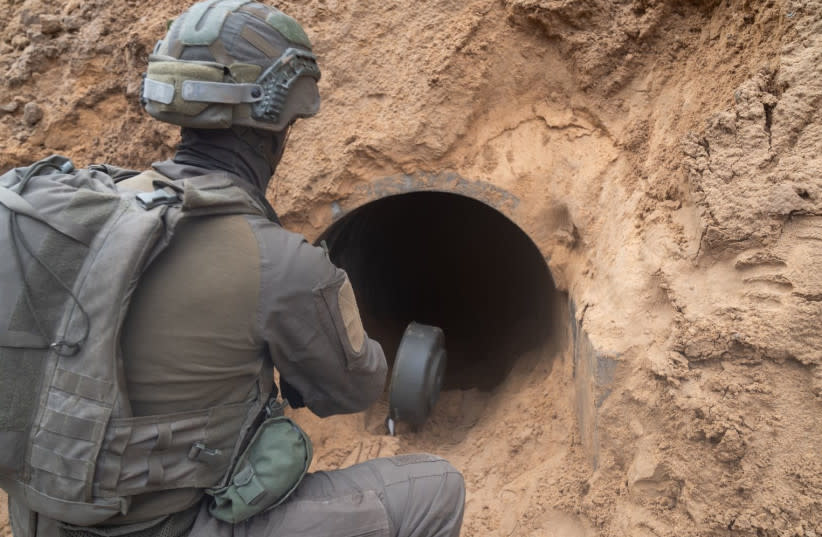  Un soldado de Yahalom prepara un túnel de Hamás para su demolición en Gaza (credit: IDF SPOKESPERSON'S UNIT)