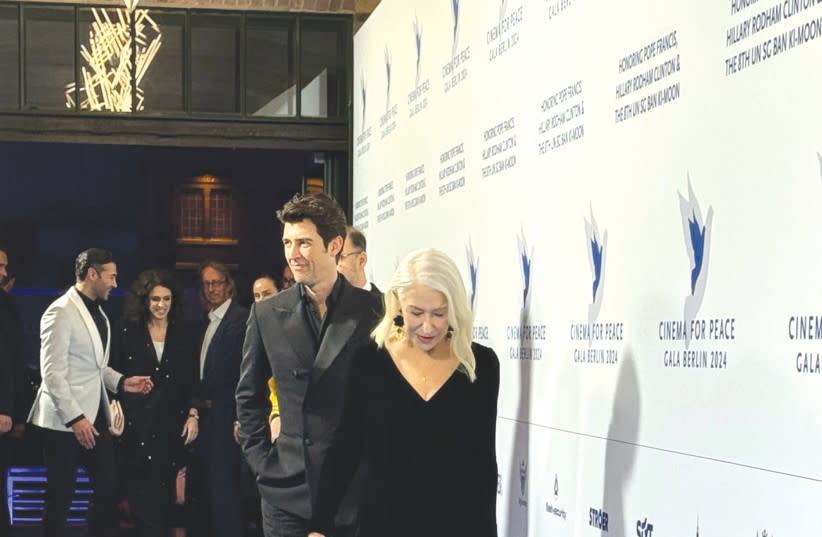 El director Guy Nattiv y la actriz principal de 'Golda', Helen Mirren, aceptan un premio especial en la Fundación Cinema for Peace de Berlín. (credit: PR)