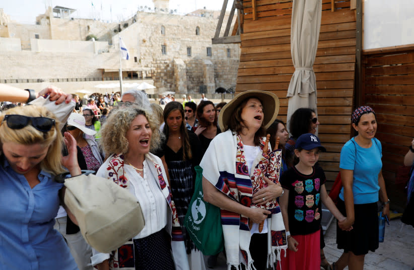  Miembros del grupo activista ''Mujeres del Muro'' visten chales judíos, que la comunidad judía ortodoxa tradicionalmente reserva para los hombres, durante una oración mensual cerca del Muro Occidental en la Ciudad Vieja de Jerusalén el 24 de julio de 2017. (credit: RONEN ZVULUN/REUTERS)