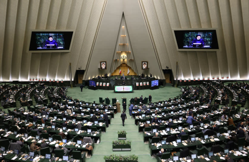  El presidente iraní Ebrahim Raisi habla durante una reunión del parlamento en Teherán, Irán, 22 de enero de 2023. (credit: MAJID ASGARIPOUR/WANA (WEST ASIA NEWS AGENCY) VIA REUTERS)