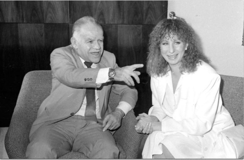  Streisand con el Primer Ministro Yitzhak Shamir, 1984. ¿Qué está señalando? (credit: THE DAN HADANI ARCHIVE, THE PRITZKER FAMILY NATIONAL PHOTOGRAPHY COLLECTION AT THE NATIONAL LIBRARY )
