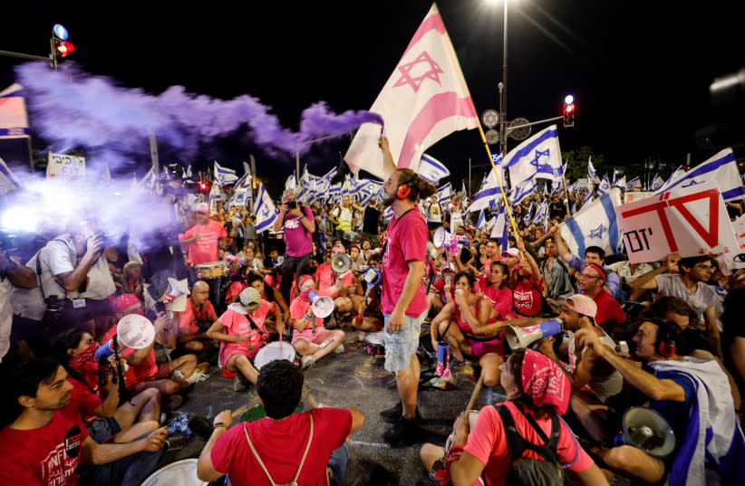 Manifestantes protestan tras la votación en el Parlamento de un controvertido proyecto de ley que limita los poderes del Tribunal Supremo para anular algunas decisiones del Gobierno, cerca de la Knesset, el Parlamento israelí, en Jerusalén, 24 de julio de 2023.