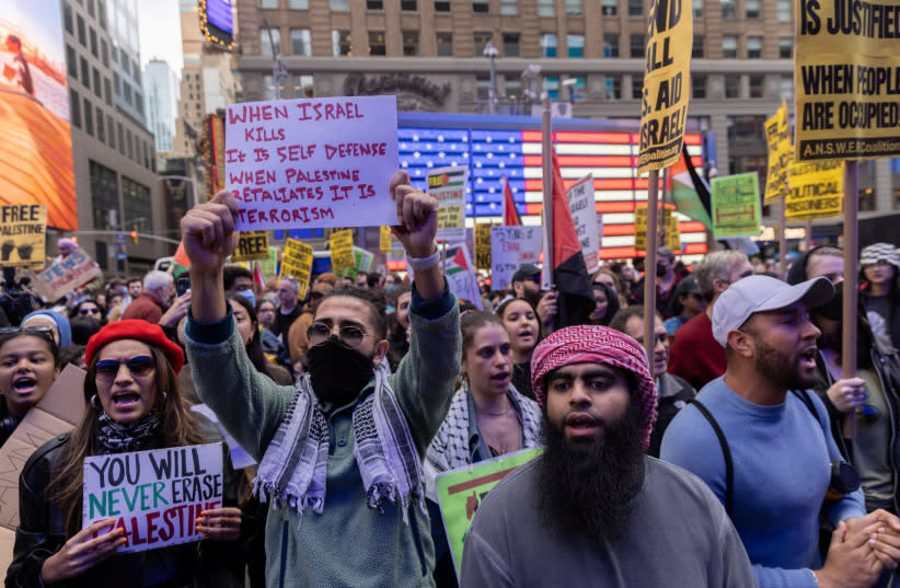  Manifestantes pro-palestinos protestan en Times Square en el segundo día del actual conflicto entre Israel y el grupo militante palestino Hamás, en Manhattan en la ciudad de Nueva York, EE.UU., 8 de octubre de 2023. (credit: JEENAH MOON/REUTERS)