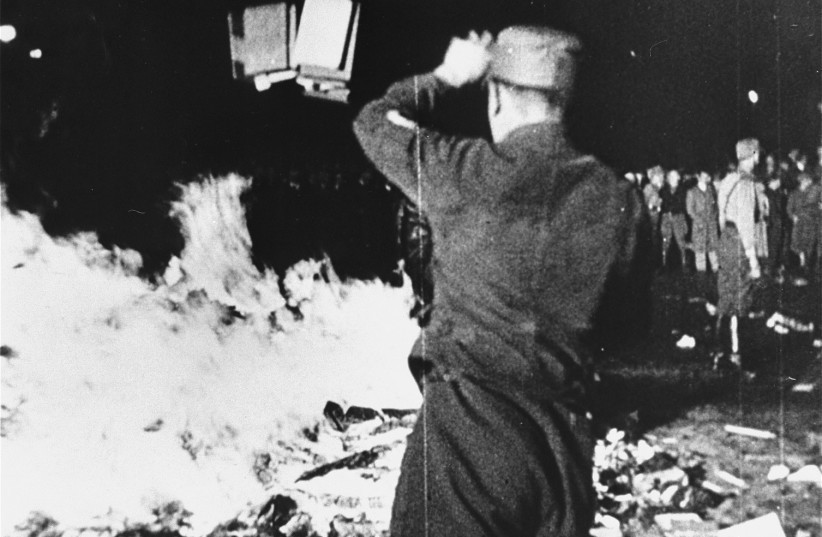  El 10 de mayo de 1933, los nazis en Berlín quemaron obras de izquierdistas y otros autores que consideraban ''no alemanas'', incluyendo miles de libros saqueados de la biblioteca del Institut für Sexualwissenschaft de Hirschfeld. (credit: PUBLIC DOMAIN)