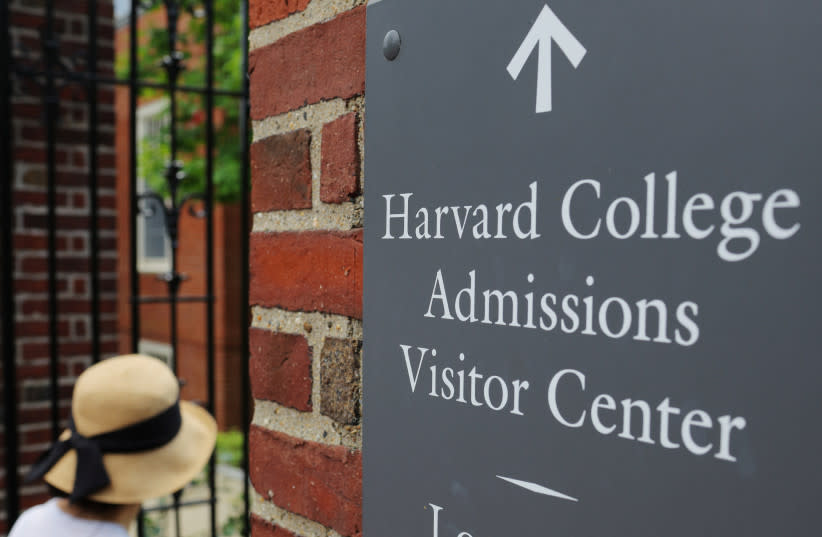  Un letrero indica el camino hacia el Centro de Visitantes de Admisiones a la Universidad de Harvard en la Universidad de Harvard en Cambridge, Massachusetts, EE. UU., 6 de julio de 2023. (credit: REUTERS/BRIAN SNYDER)
