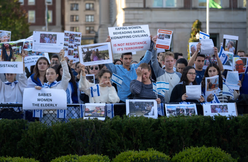  Estudiantes proisraelíes participan en una protesta en apoyo de Israel en medio del conflicto en curso en Gaza, en la Universidad de Columbia en la ciudad de Nueva York, EE.UU., el 12 de octubre de 2023. (credit: JEENAH MOON/REUTERS)