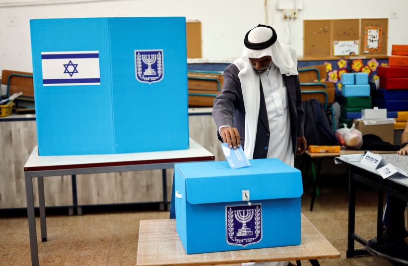 Un israelí emitiendo su voto el día de las elecciones generales de Israel en un colegio electoral en Rahat, Israel, el 1 de noviembre de 2022. (credit: AMIR COHEN/REUTERS)