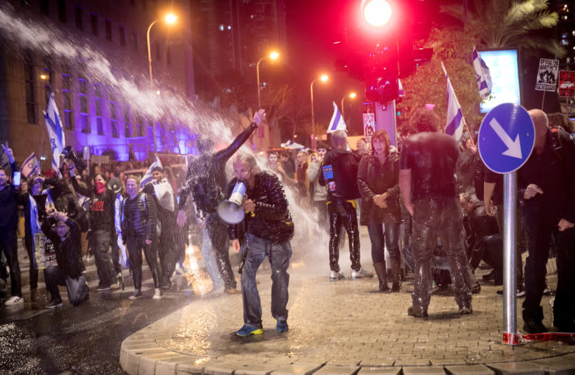 La policía utiliza un cañón de agua para dispersar a los manifestantes durante una protesta contra el primer ministro israelí, Benjamin Netanyahu, y el actual gobierno israelí, en Tel Aviv, el 24 de febrero de 2024  (credit: MIRIAM ALSTER/FLASH90)