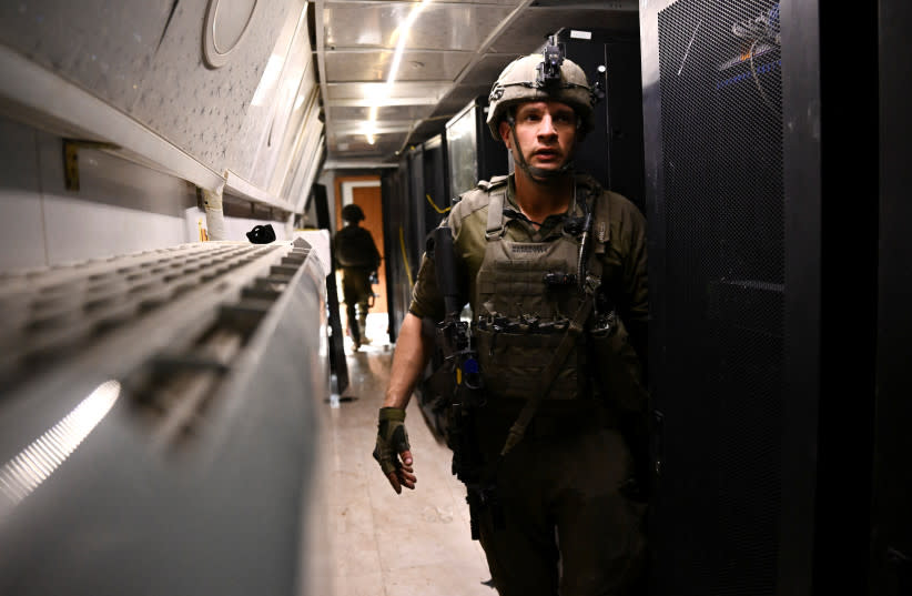  Un soldado israelí camina en lo que el ejército describió como un túnel de comando de Hamás que pasa parcialmente por debajo de la sede de la UNRWA, en medio del conflicto en curso entre Israel y el grupo islamista palestino Hamás, en la Franja de Gaza, el 8 de febrero de 2024. (credit: DYLAN MARTINEZ/REUTERS)