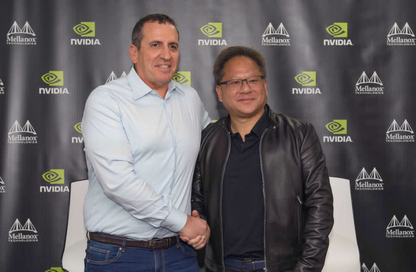  El fundador y consejero delegado de Mellanox, Eyal Waldman (izquierda), con el fundador y consejero delegado de Nvidia, Jensen Huang, en marzo de 2019. (credit: OMER TAL)