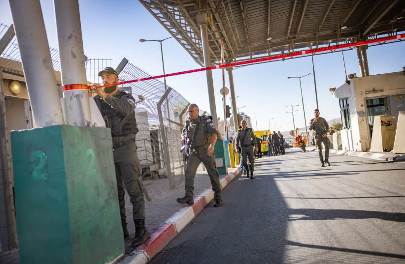  Policía y personal de seguridad en el puesto de control de Mazmuria, cerca del barrio de Har Homa, en Jerusalén Este, donde un palestino intentó apuñalar a agentes de policía en el puesto de control, 18 de septiembre de 2023. (credit: YONATAN SINDEL/FLASH90)