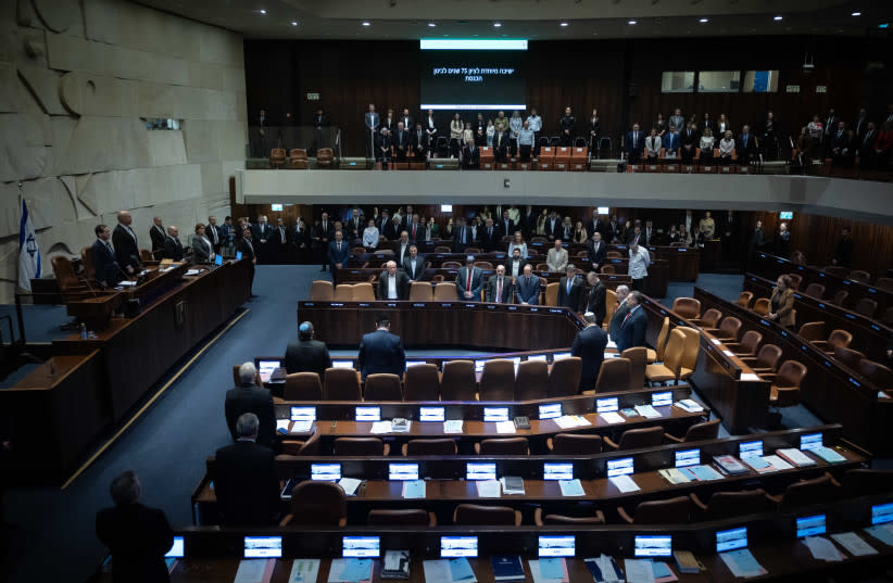 El primer ministro israelí Benjamin Netanyahu, ministros y diputados asisten a una sesión plenaria con motivo del 75º aniversario de la Knesset israelí, en el salón de actos de la Knesset, el parlamento israelí en Jerusalém, el 24 de enero de 2024. (credit: YONATAN SINDEL/FLASH90)