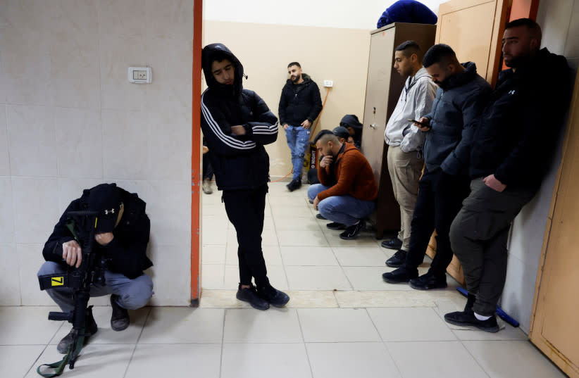  Personas reaccionan mientras lloran a los terroristas palestinos muertos en enfrentamientos con las fuerzas israelíes durante una redada, en un hospital de Tubas, en Cisjordania, 27 de febrero de 2024. (credit: RANEEN SAWAFTA/REUTERS)