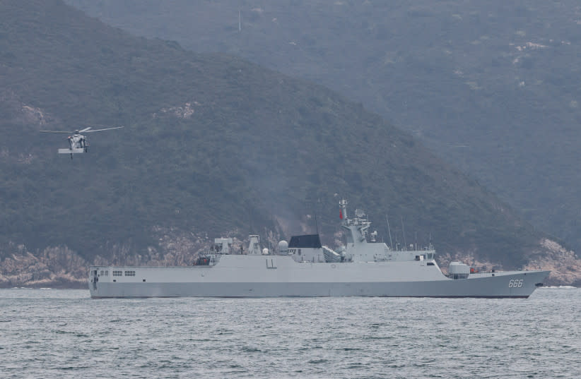  Una corbeta Tipo 056A clase Jiangdao de la Armada del Ejército Popular de Liberación de China (PLAN) participa en un ejercicio de rescate en Hong Kong, China, el 29 de noviembre de 2023. (credit: REUTERS/TYRONE SIU)
